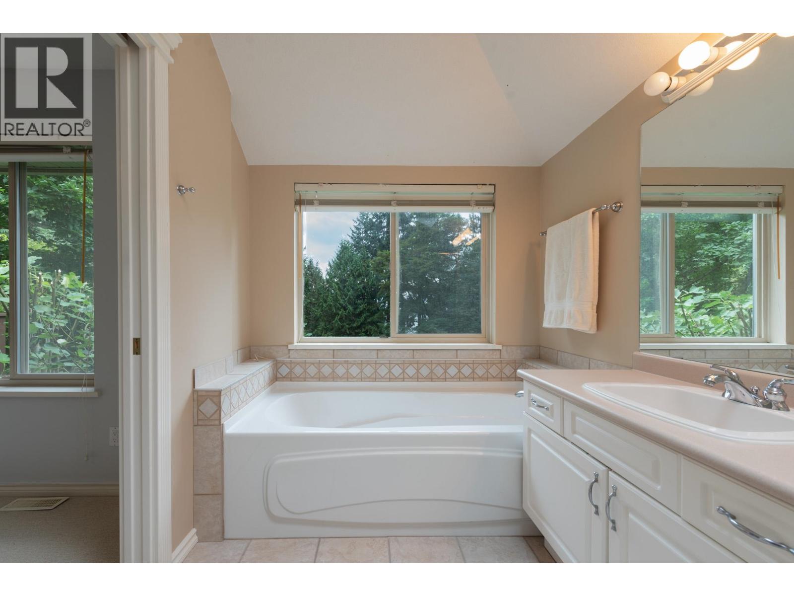 1305 Gower Point Road, Gibsons, British Columbia  V0N 1V3 - Photo 15 - R3166565