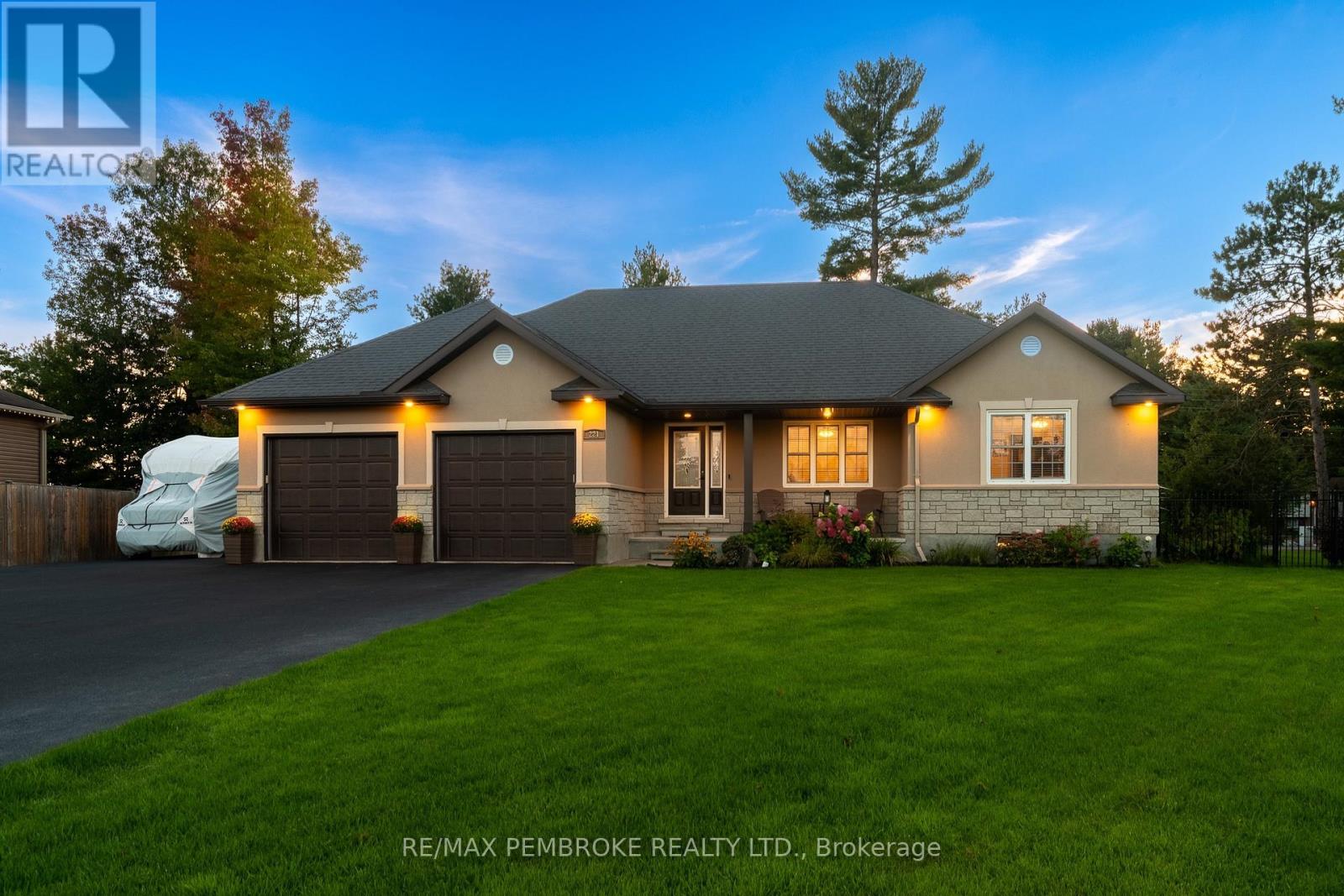 221 Oriole Crescent, Petawawa, Ontario  K8H 0A7 - Photo 2 - X13791956