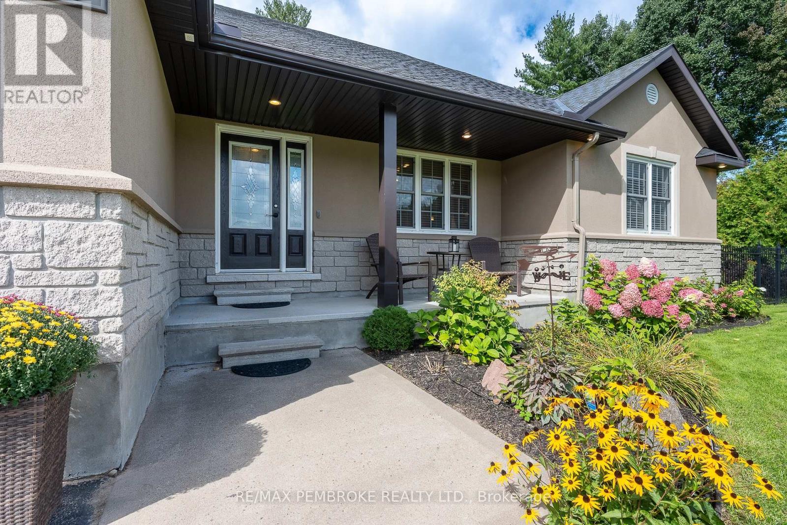 221 Oriole Crescent, Petawawa, Ontario  K8H 0A7 - Photo 4 - X13791956