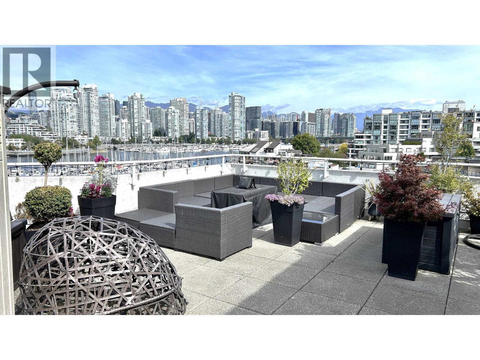 315 674 Leg In Boot Square, Vancouver, British Columbia  V5Z 4B4 - Photo 2 - R3113010