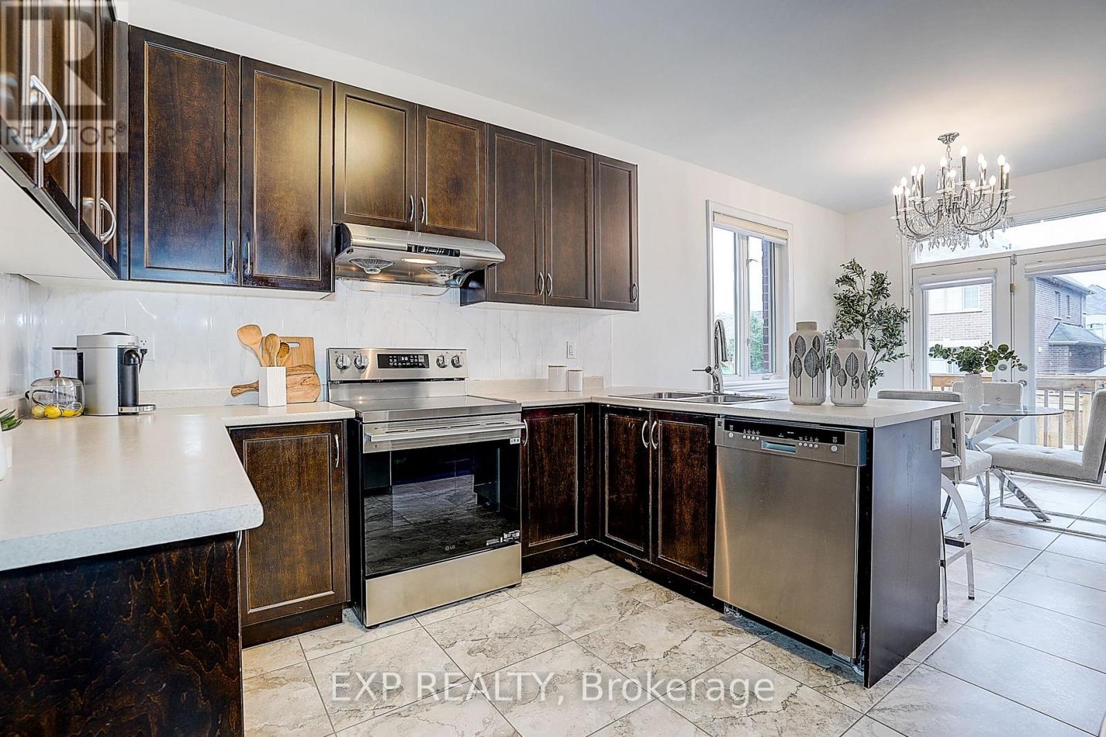 574 Sweetwater Crescent, Newmarket (Glenway Estates), Ontario  L3X 0H6 - Photo 9 - N13795100