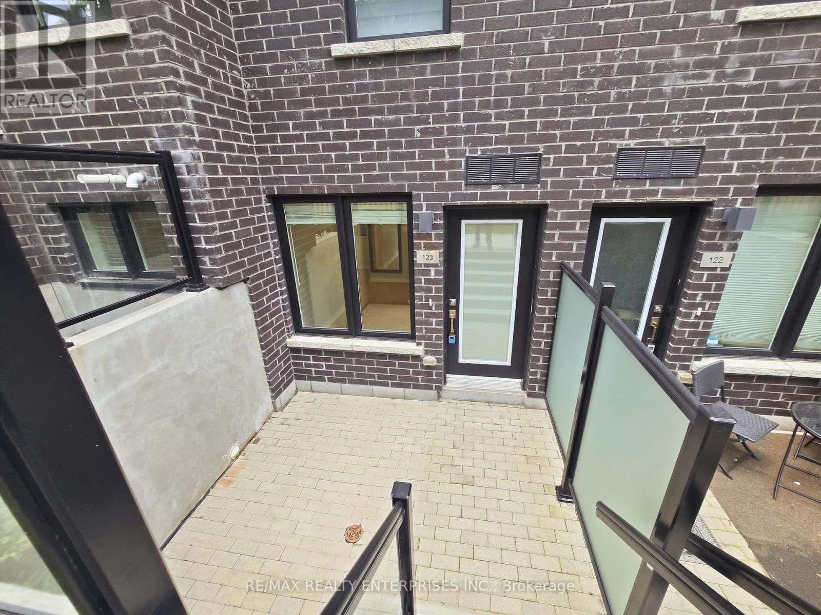 123 - 1145 JOURNEYMAN LANE Mississauga (Clarkson) Ontario Canada L5J0B5 2