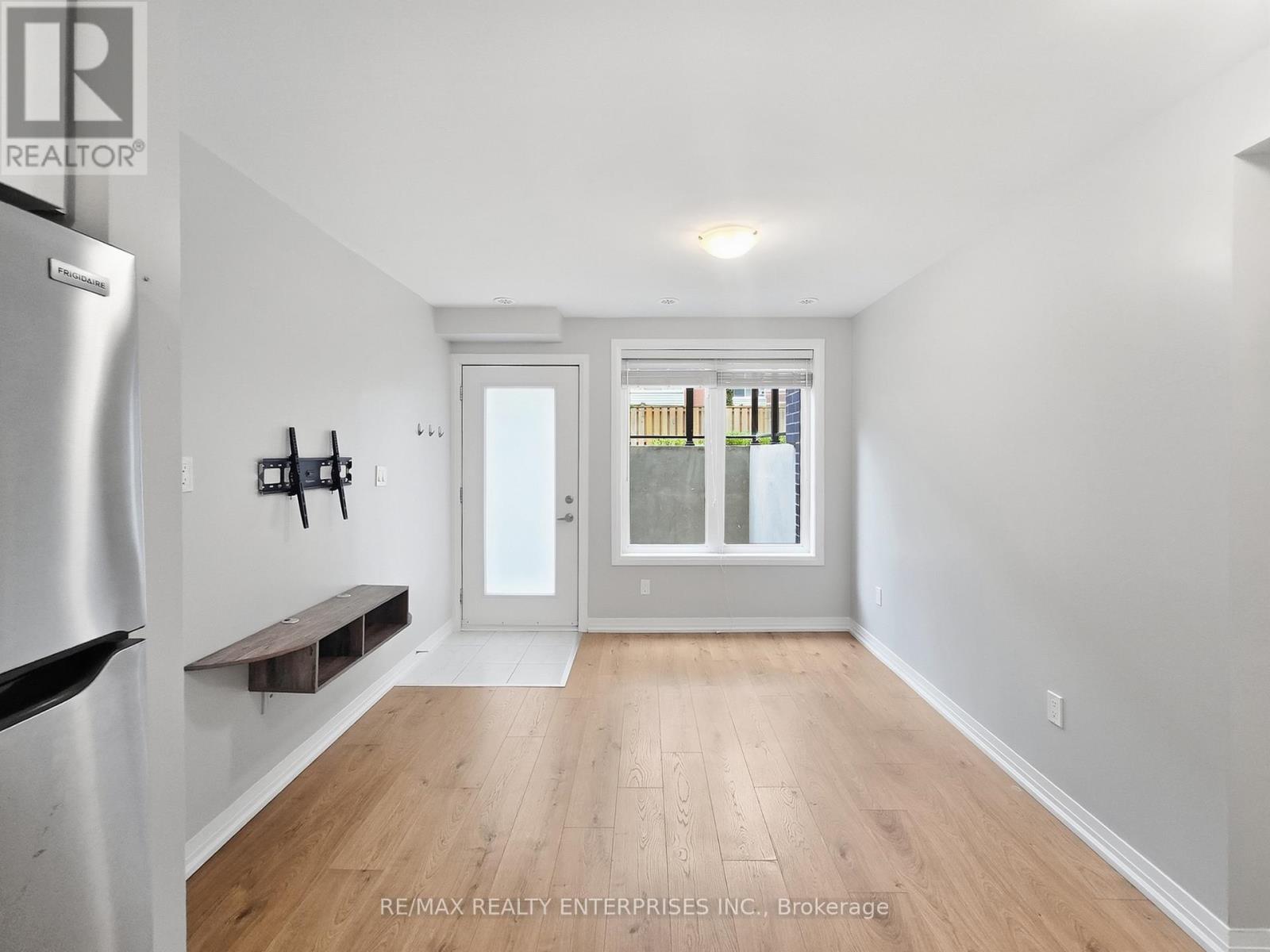 123 - 1145 JOURNEYMAN LANE Mississauga (Clarkson) Ontario Canada L5J0B5 3