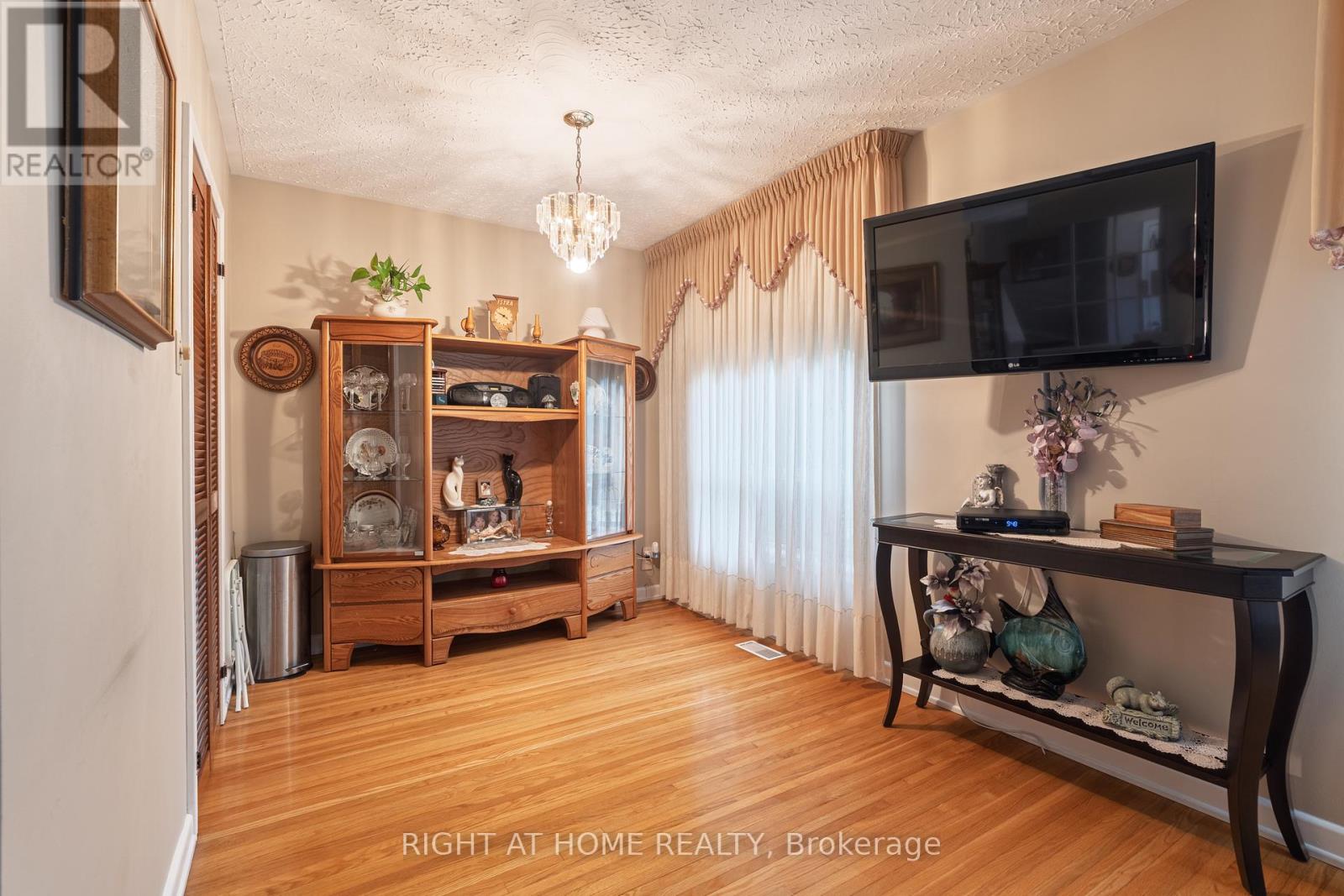 22 Monterrey Drive, Toronto (Thistletown-Beaumonde Heights), Ontario  M9V 1S8 - Photo 7 - W13794996