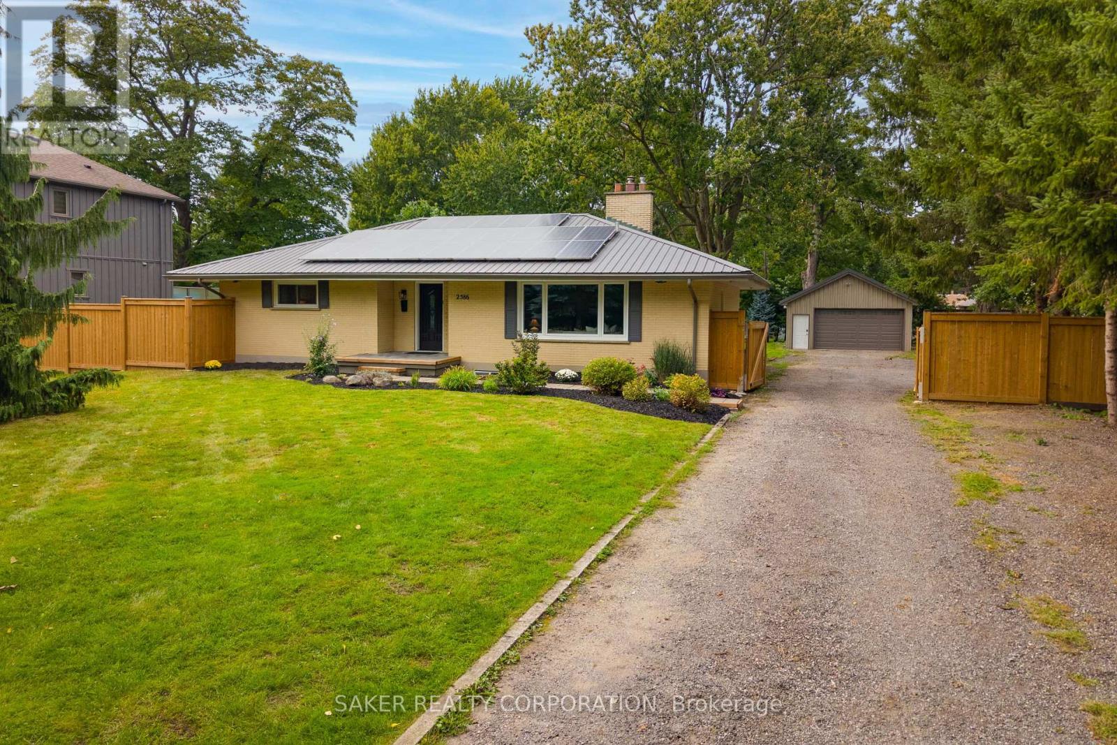 2586 DUNDAS STREET, London East, Ontario