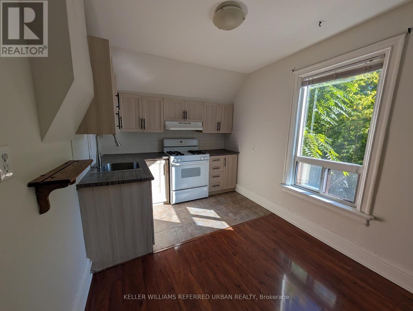 UPPER - 591 JANE STREET, Toronto, Ontario