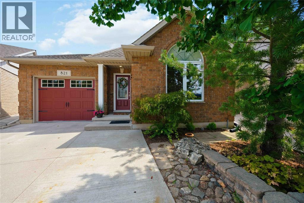 821 Carriage Way, Sarnia, Ontario  N7W 0A5 - Photo 3 - 26022857