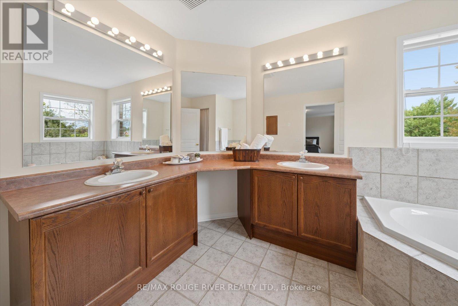 125 Gartshore Drive, Whitby (Williamsburg), Ontario  L1P 1N8 - Photo 25 - E13795438