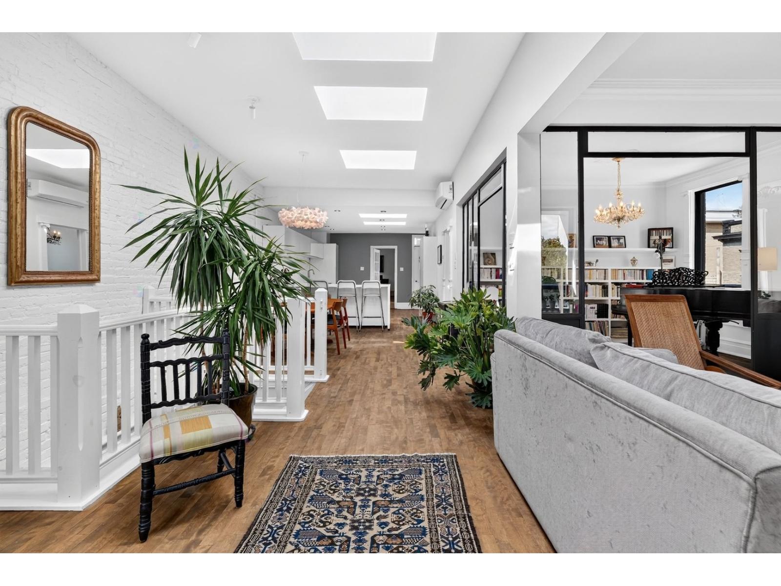 1239 Rue Rachel E. Montréal (Le Plateau-Mont-Royal) Quebec Canada H2J2J8 4