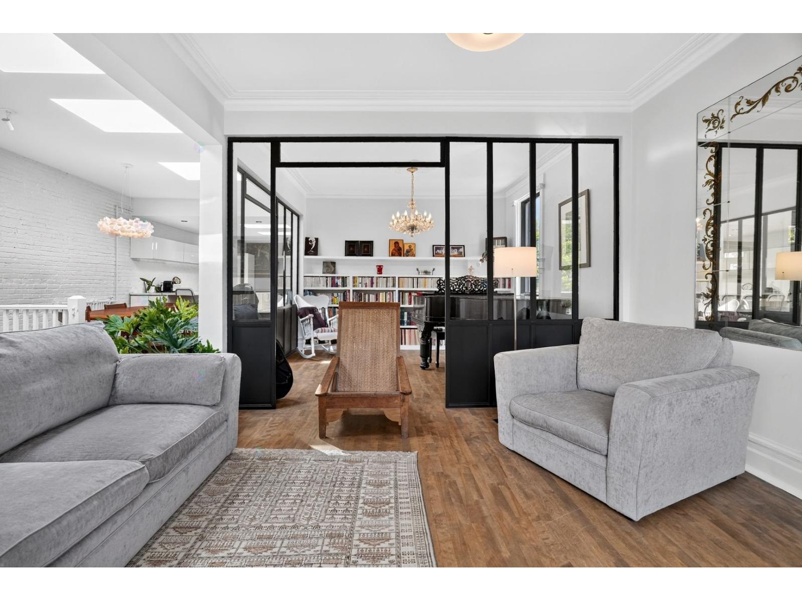 1239 Rue Rachel E. Montréal (Le Plateau-Mont-Royal) Quebec Canada H2J2J8 5
