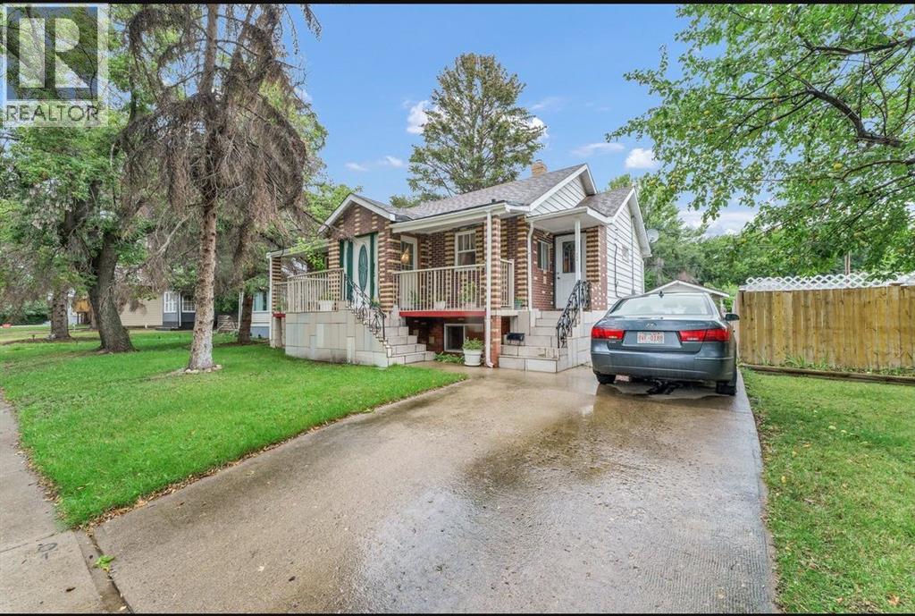 138 3 Street Nw, Medicine Hat, Alberta  T1A 6K6 - Photo 3 - A2345100