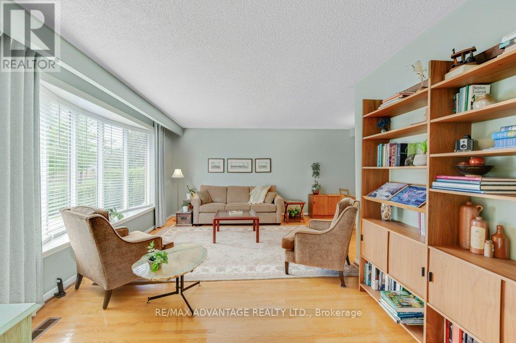581 Galway Drive, Burlington (Shoreacres), Ontario  L7L 2S6 - Photo 8 - W13795486