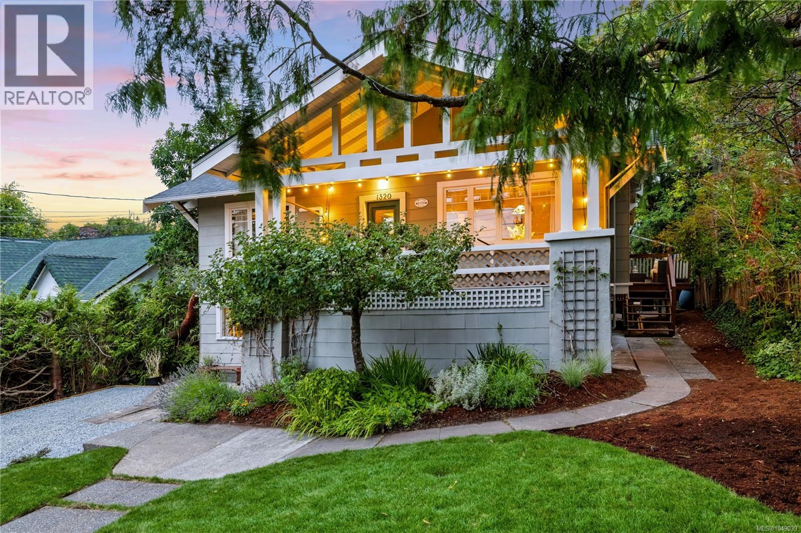 1320 Bond St, Victoria, British Columbia  V8S 1C4 - Photo 2 - 1049039