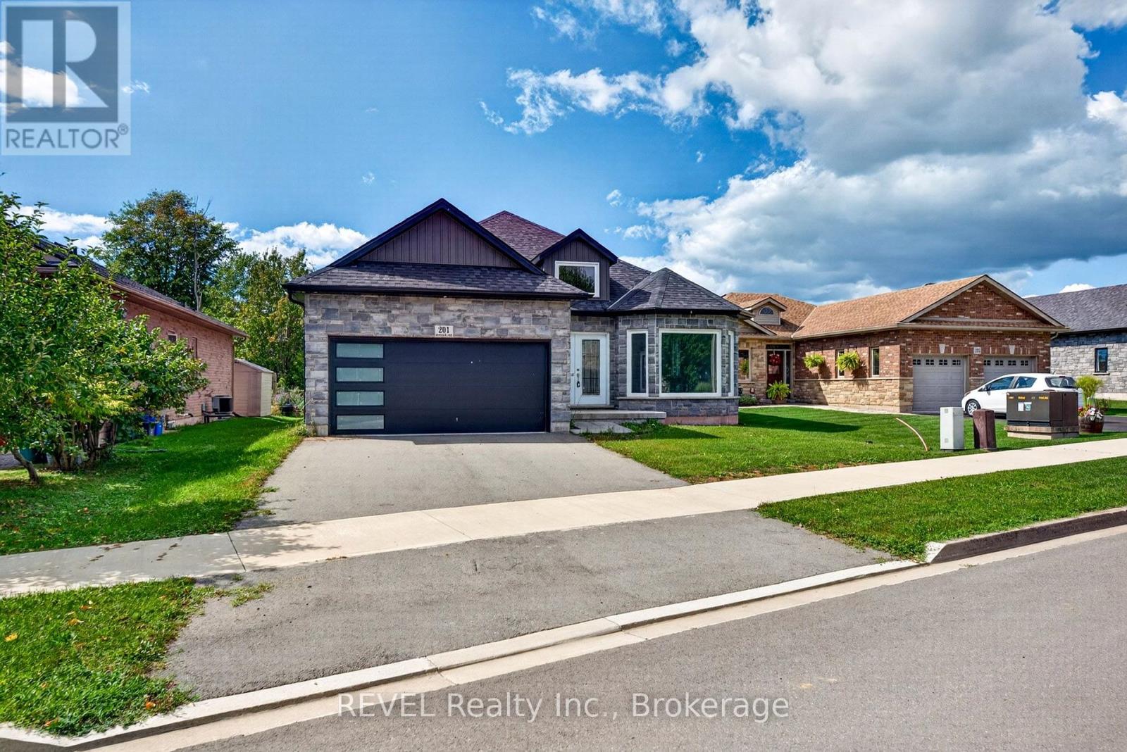 201 Hetram Court, Fort Erie, Ontario  L0S 1B0 - Photo 3 - X13795482