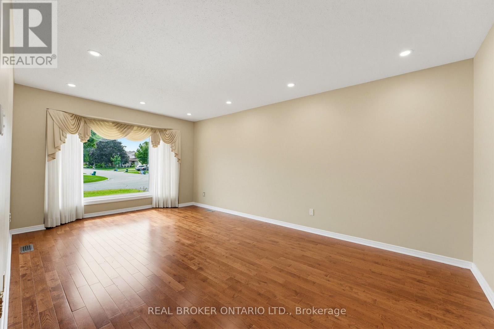 1864 Chaine Court, Ottawa, Ontario  K1C 2N3 - Photo 4 - X13795884