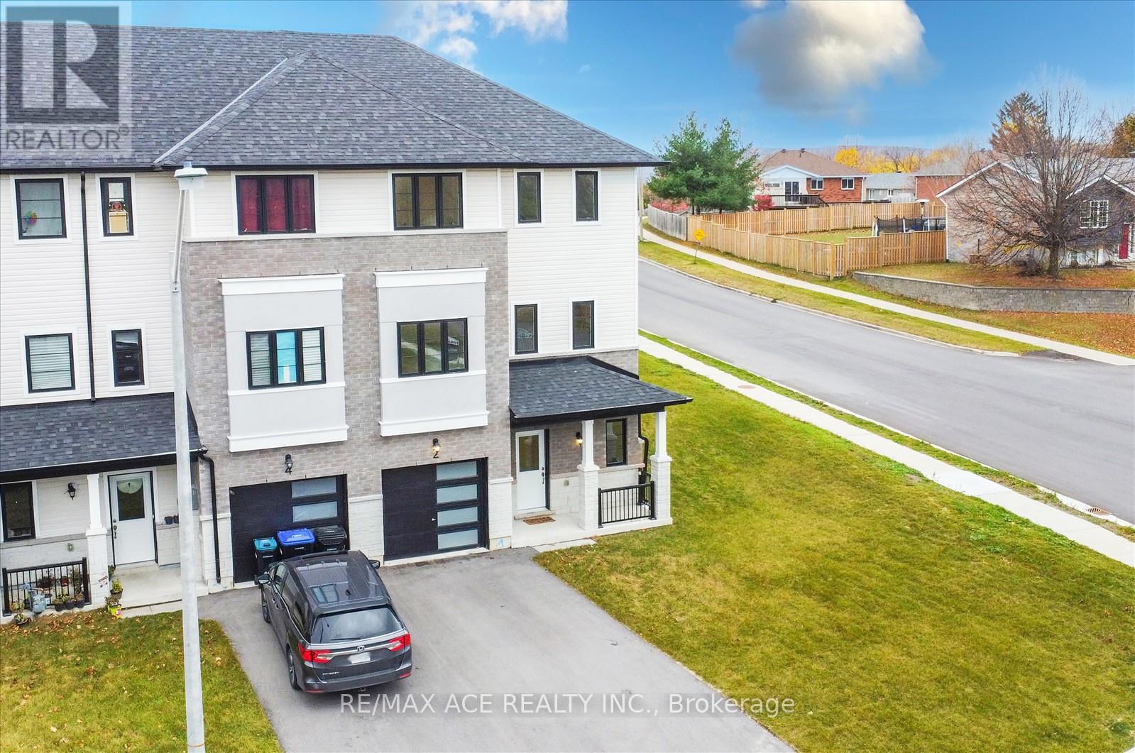 2 Lahey Crescent, Penetanguishene, Ontario  L9M 0W1 - Photo 4 - S13795668