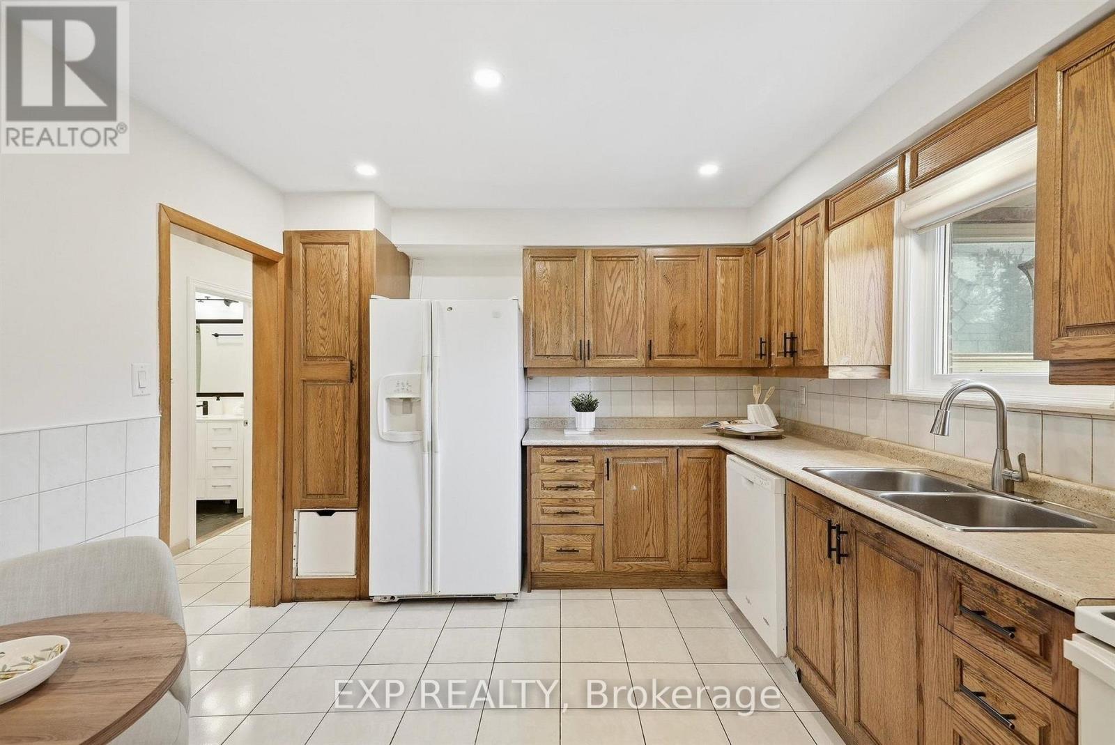 21 Wallasey Avenue, Toronto, Ontario  M9M 1E1 - Photo 11 - W13795928