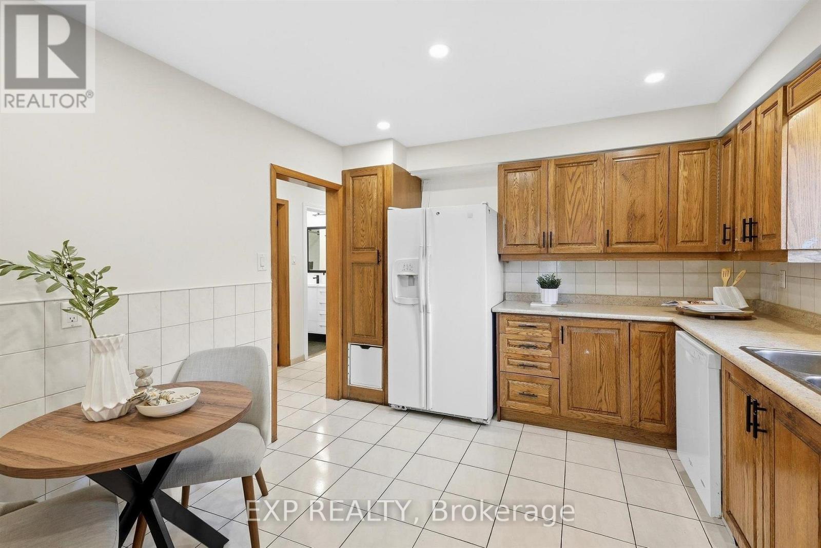21 Wallasey Avenue, Toronto, Ontario  M9M 1E1 - Photo 12 - W13795928