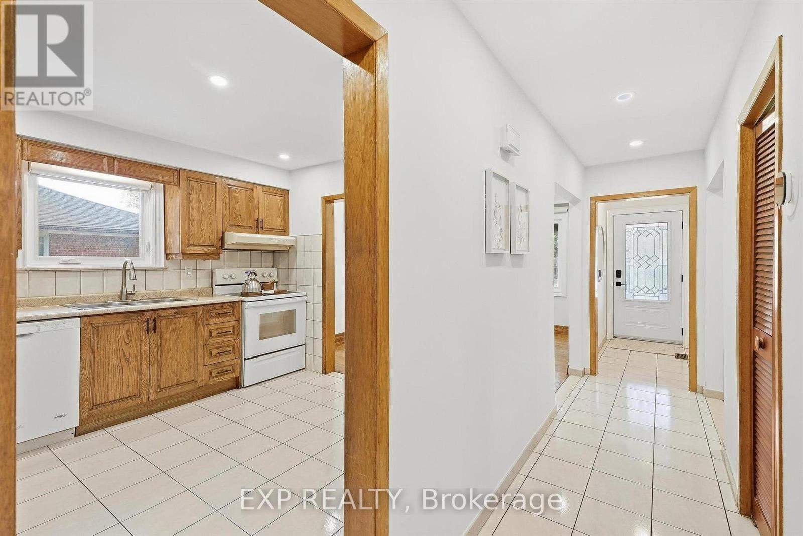 21 Wallasey Avenue, Toronto, Ontario  M9M 1E1 - Photo 15 - W13795928