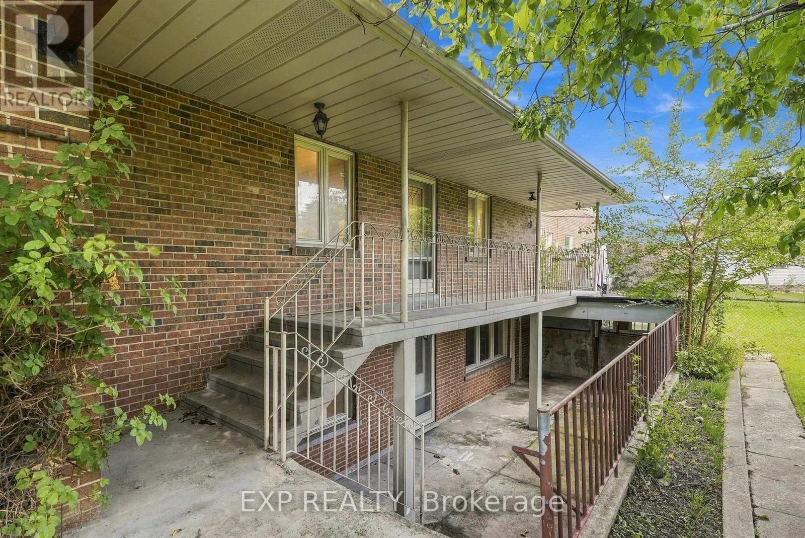21 Wallasey Avenue, Toronto, Ontario  M9M 1E1 - Photo 38 - W13795928