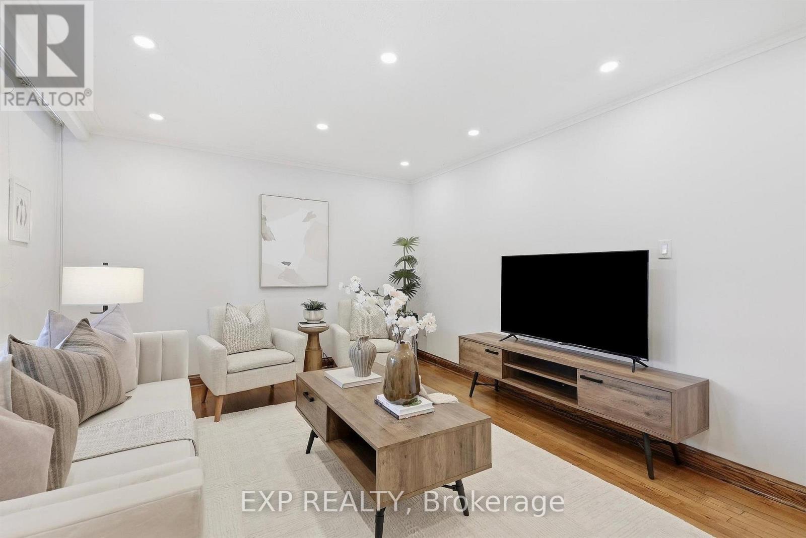 21 Wallasey Avenue, Toronto, Ontario  M9M 1E1 - Photo 6 - W13795928
