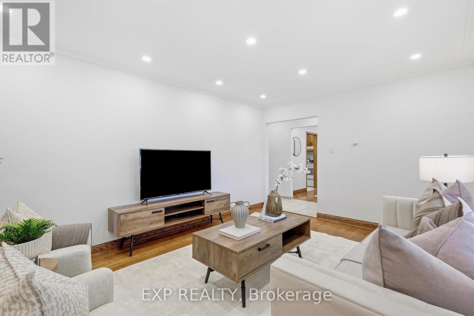 21 Wallasey Avenue, Toronto, Ontario  M9M 1E1 - Photo 7 - W13795928