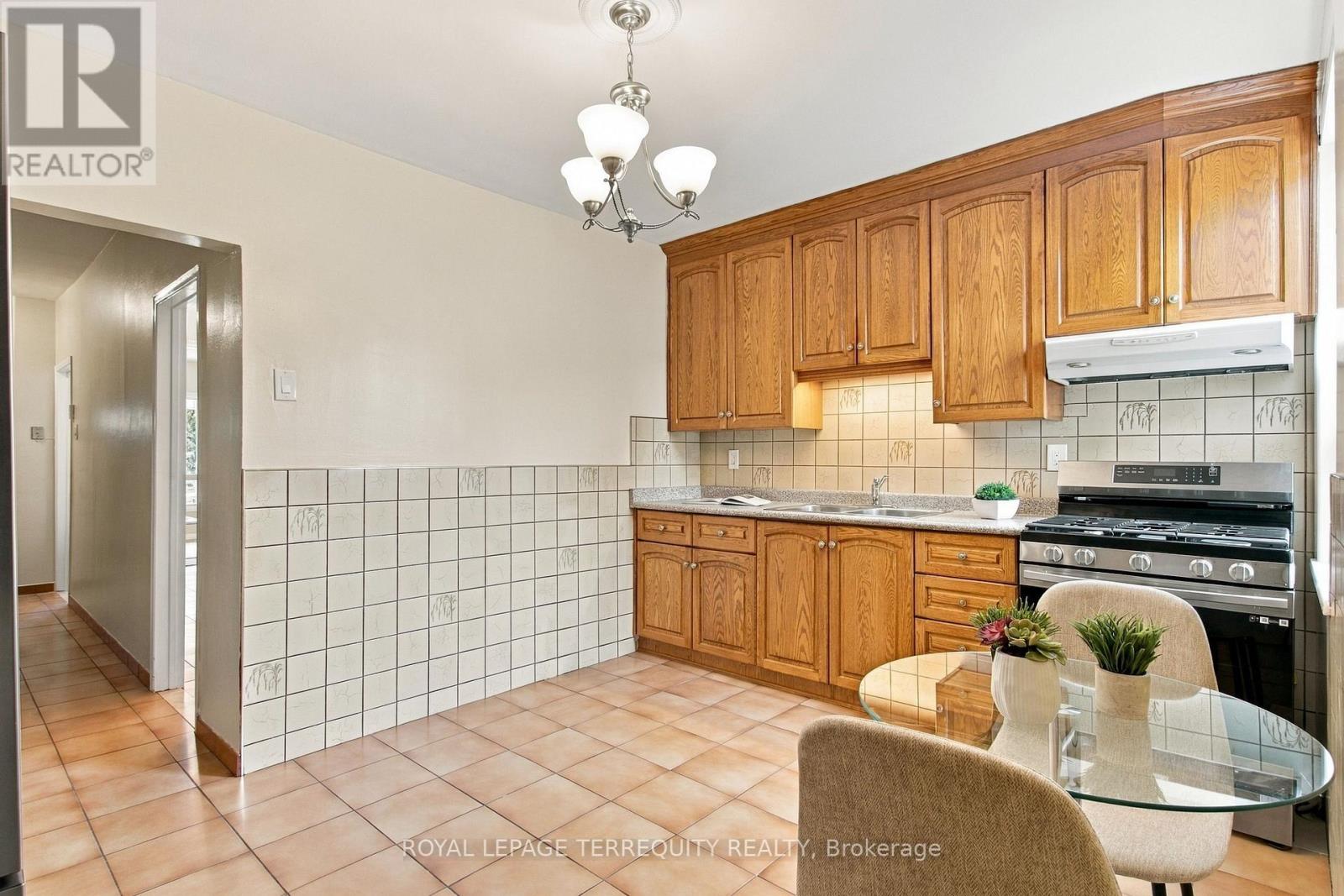 66 Auburn Avenue, Toronto, Ontario  M6H 2L9 - Photo 13 - W13795970