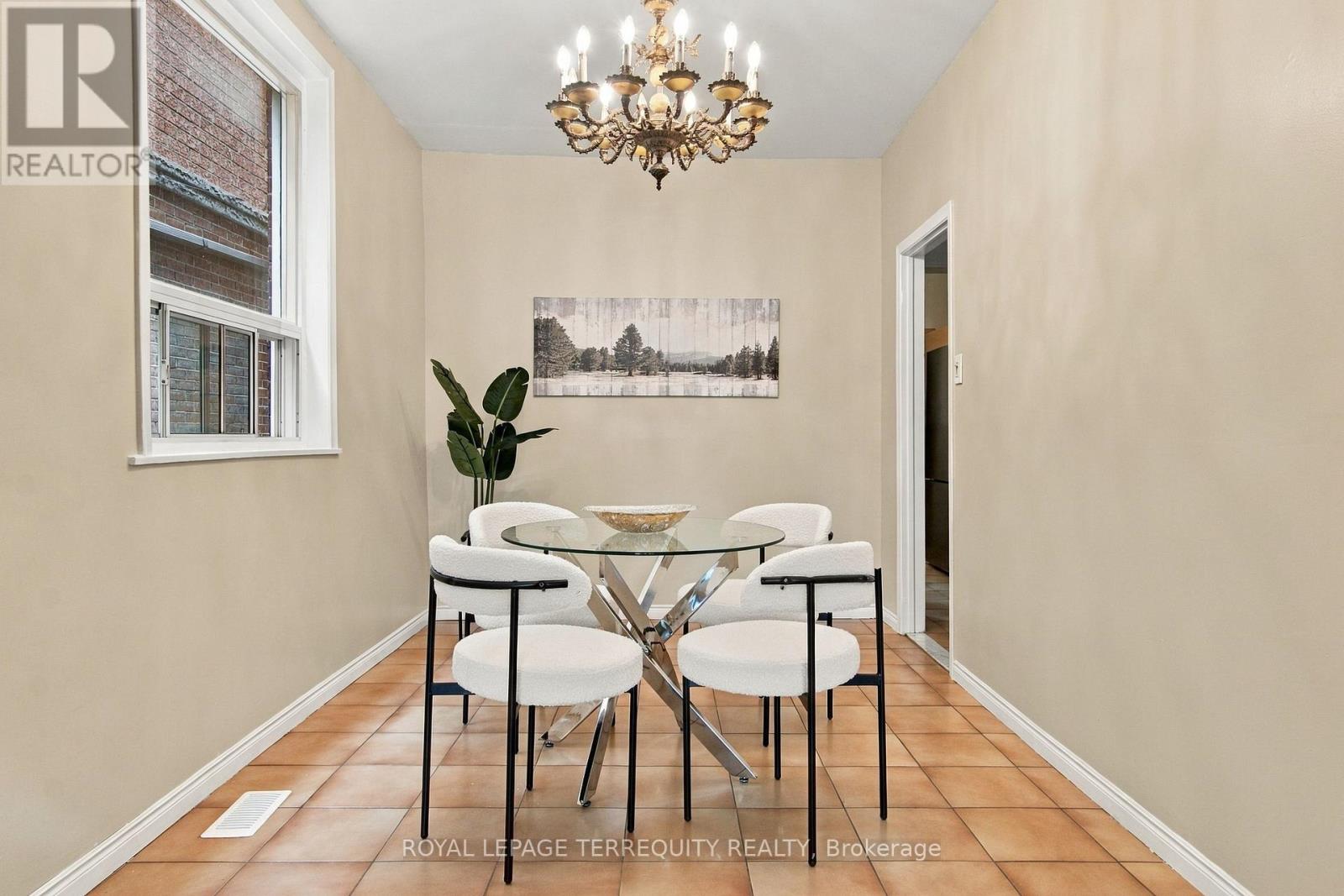 66 Auburn Avenue, Toronto, Ontario  M6H 2L9 - Photo 9 - W13795970