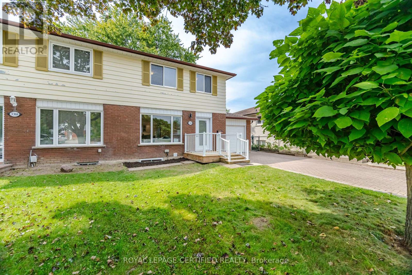 3390 Frobex Court, Mississauga, Ontario  L5C 2B5 - Photo 3 - W13796064
