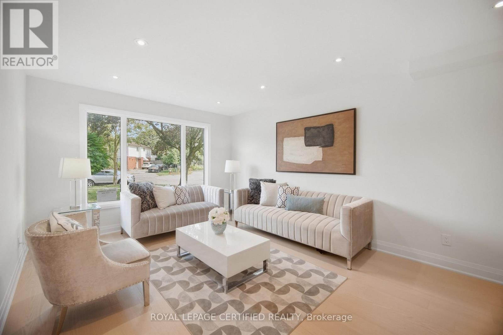 3390 Frobex Court, Mississauga, Ontario  L5C 2B5 - Photo 6 - W13796064