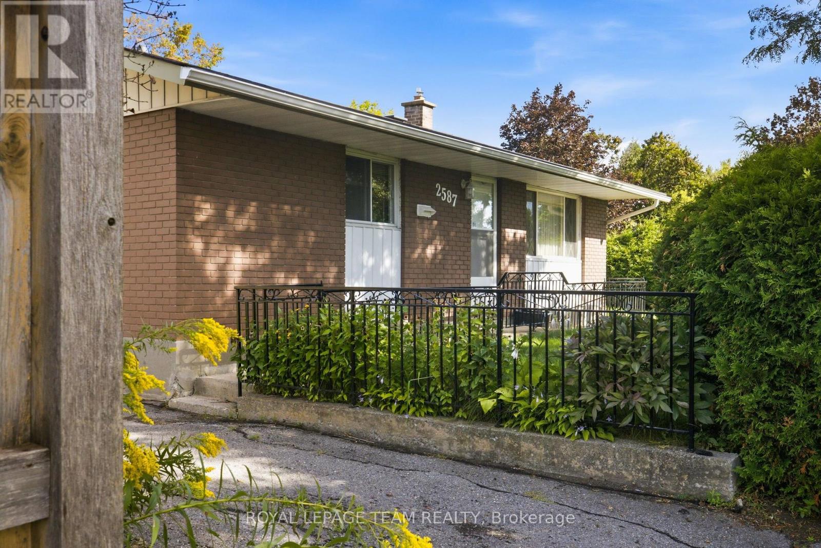2587 Roman Avenue, Ottawa, Ontario K2B 7Y1 - Photo 2 - X13796086
