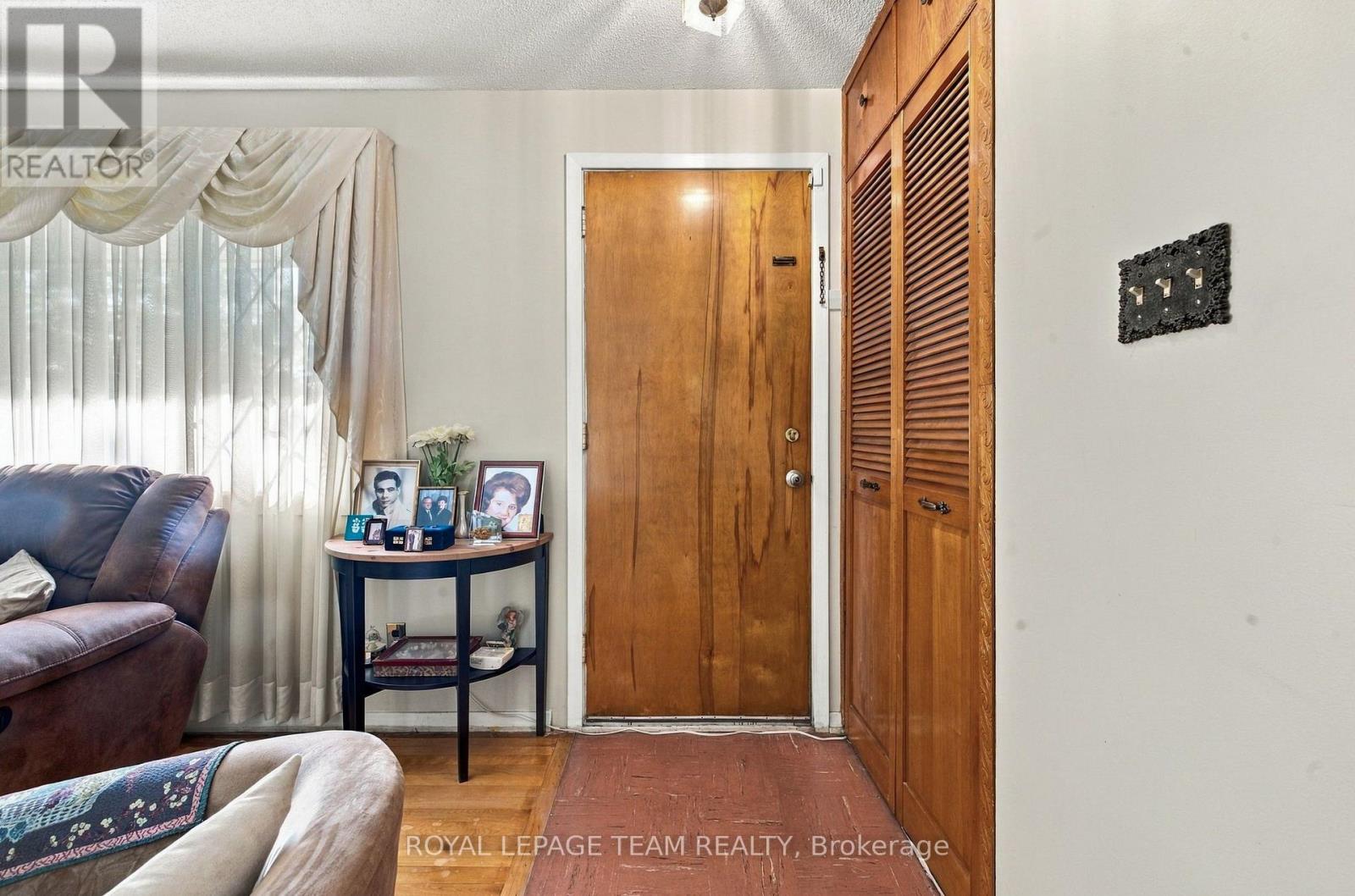 2587 Roman Avenue, Ottawa, Ontario K2B 7Y1 - Photo 3 - X13796086