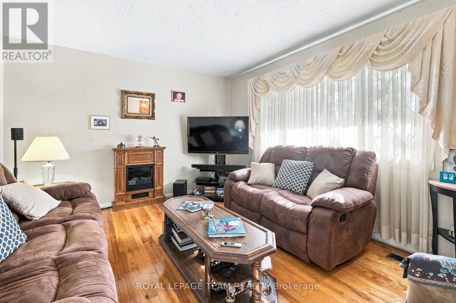 2587 Roman Avenue, Ottawa, Ontario K2B 7Y1 - Photo 5 - X13796086