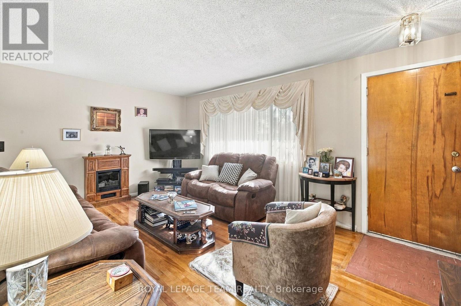 2587 Roman Avenue, Ottawa, Ontario K2B 7Y1 - Photo 6 - X13796086