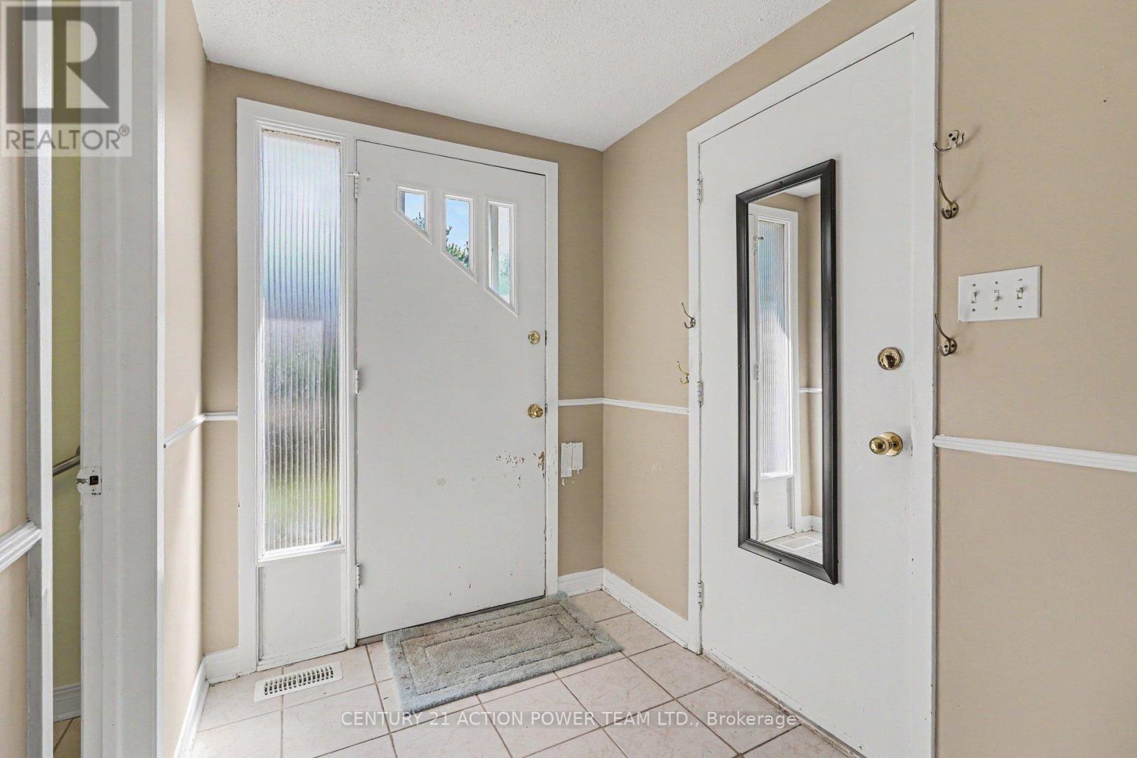 303 Hoylake Crescent, Ottawa, Ontario K1E 1M1 - Photo 3 - X13796220