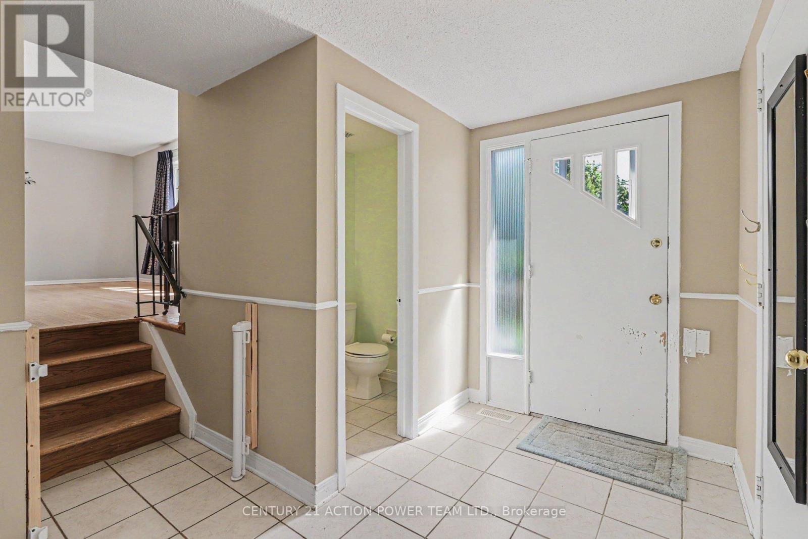 303 Hoylake Crescent, Ottawa, Ontario K1E 1M1 - Photo 4 - X13796220