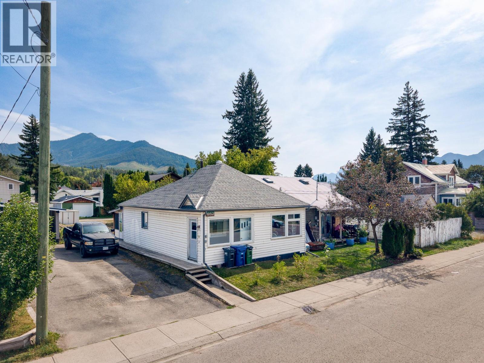 1052 6TH Avenue photo 4