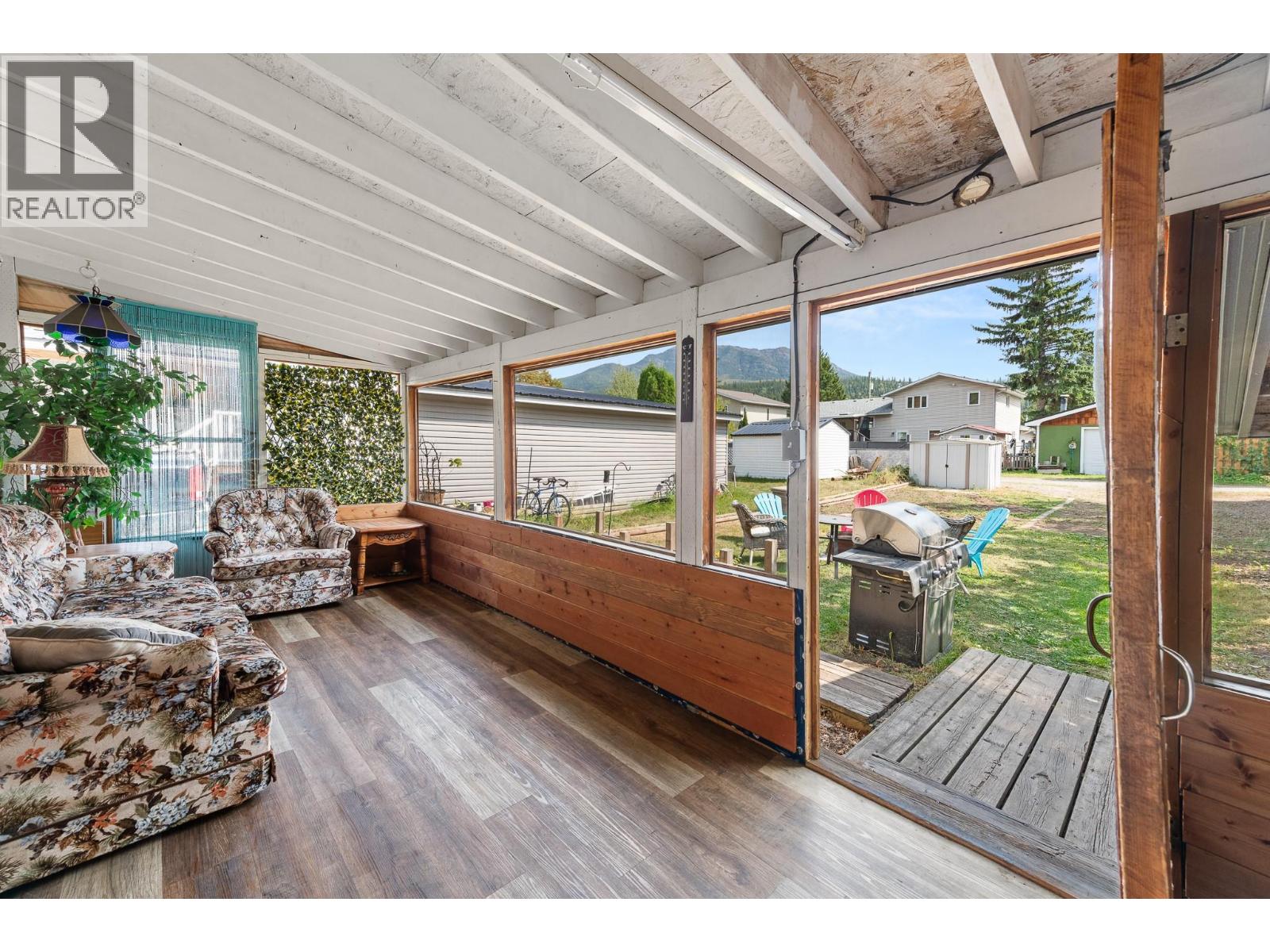 1052 6TH Avenue photo 32