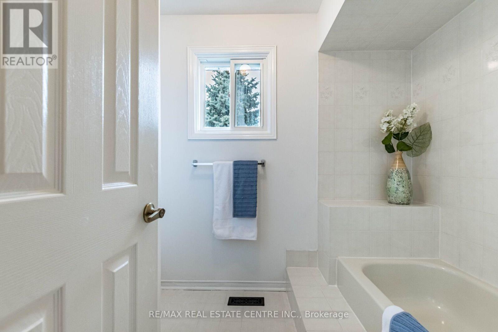 829 Stargazer Drive, Mississauga, Ontario  L5V 1C5 - Photo 24 - W13792140
