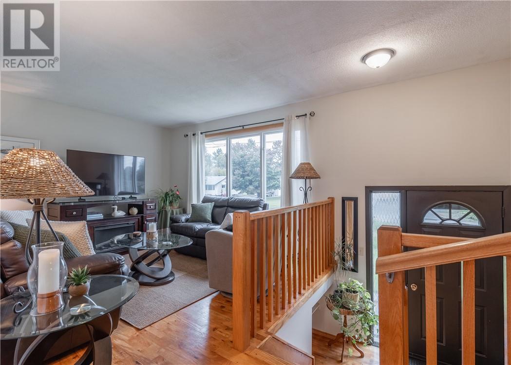 3213 Parkdale Crescent, Val Caron, Ontario  P3N 1A7 - Photo 2 - 2130404