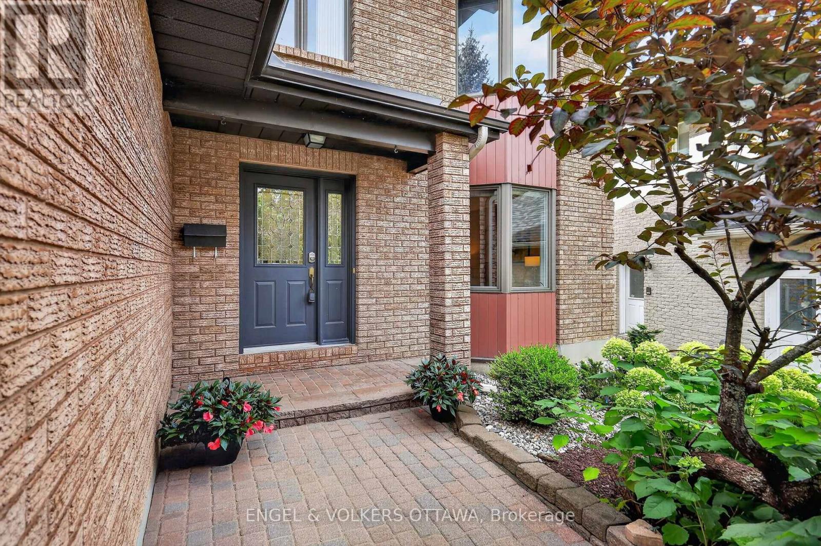 2106 Lamira Street, Ottawa, Ontario  K1H 8N9 - Photo 3 - X13796380