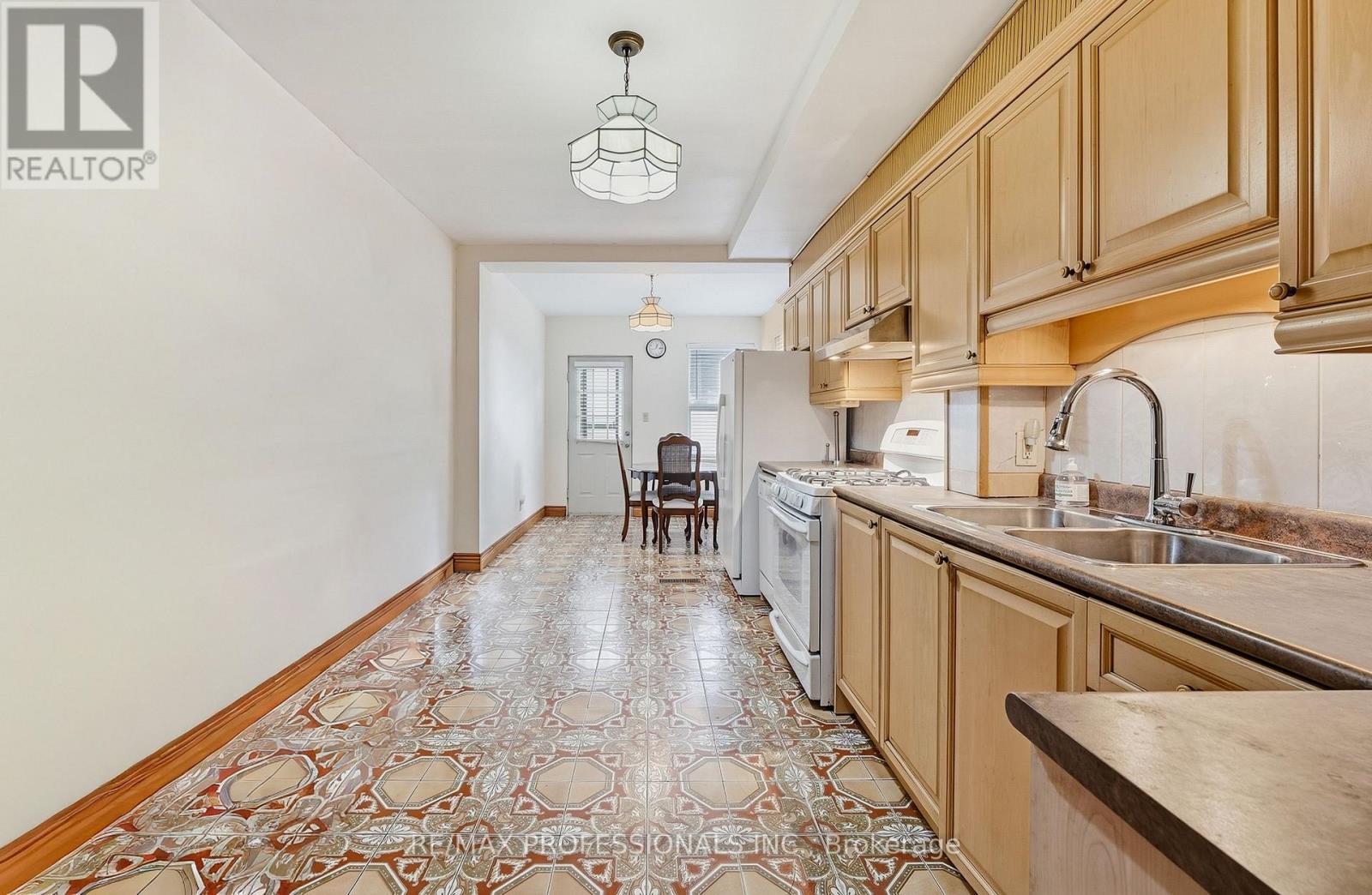 227 Montrose Avenue, Toronto, Ontario  M6G 3G6 - Photo 17 - C13796430