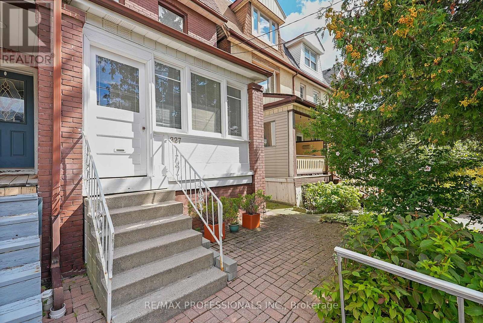227 Montrose Avenue, Toronto, Ontario  M6G 3G6 - Photo 2 - C13796430