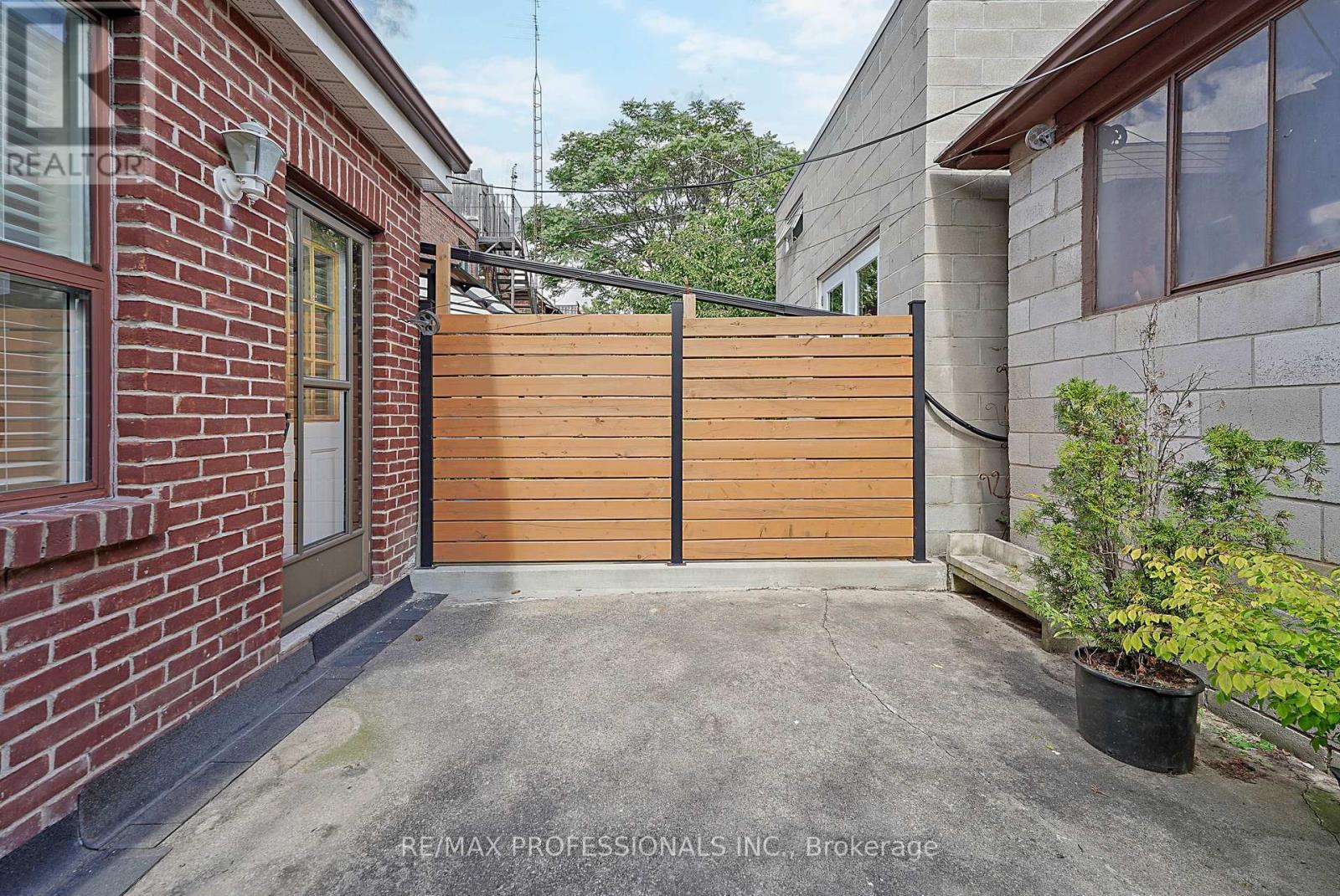 227 Montrose Avenue, Toronto, Ontario  M6G 3G6 - Photo 45 - C13796430
