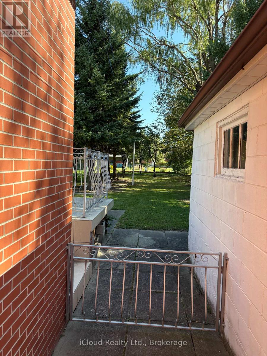 9 Benalto Road, Toronto, Ontario  M6A 2R7 - Photo 48 - W13696546