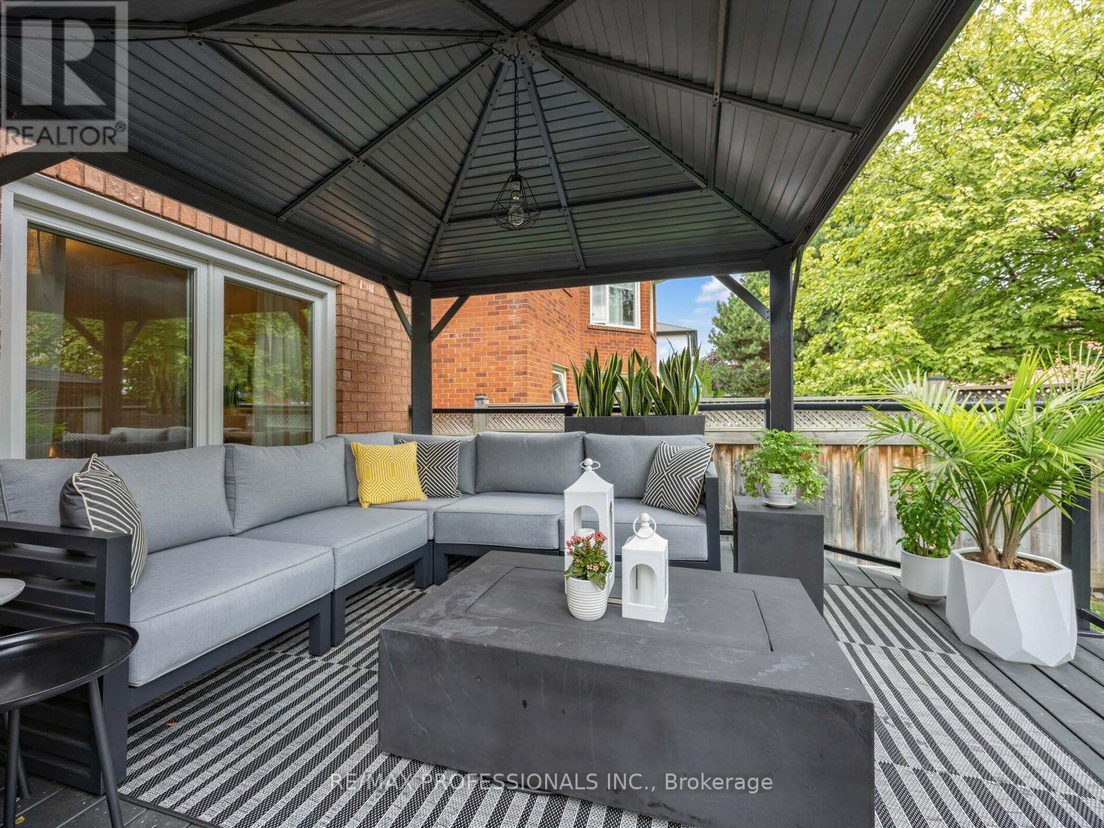1025 Moorelands Crescent, Pickering, Ontario  L1W 3K3 - Photo 4 - E13796678