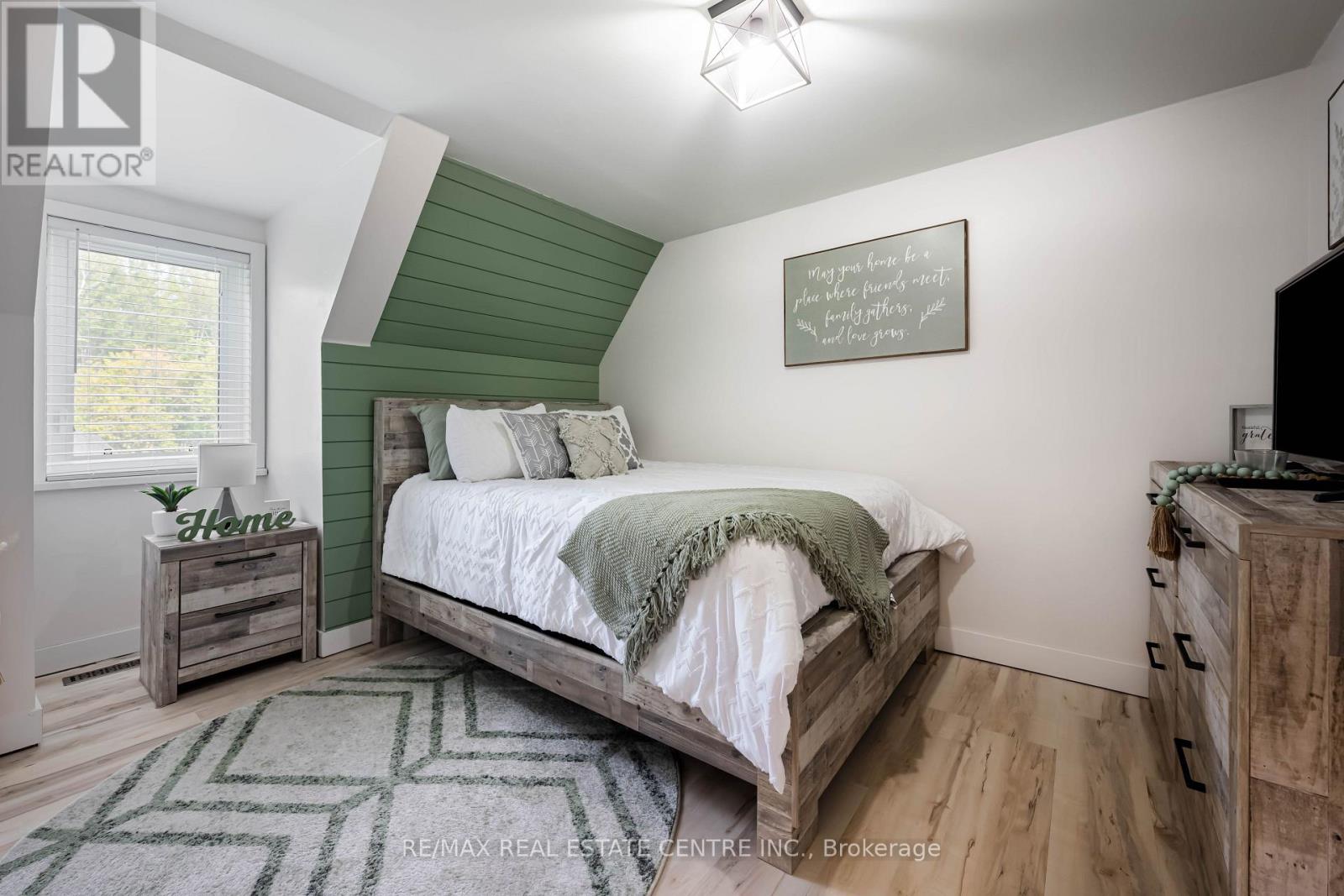 2570 Creemore Avenue, Clearview, Ontario  L0M 1N0 - Photo 17 - S13796472