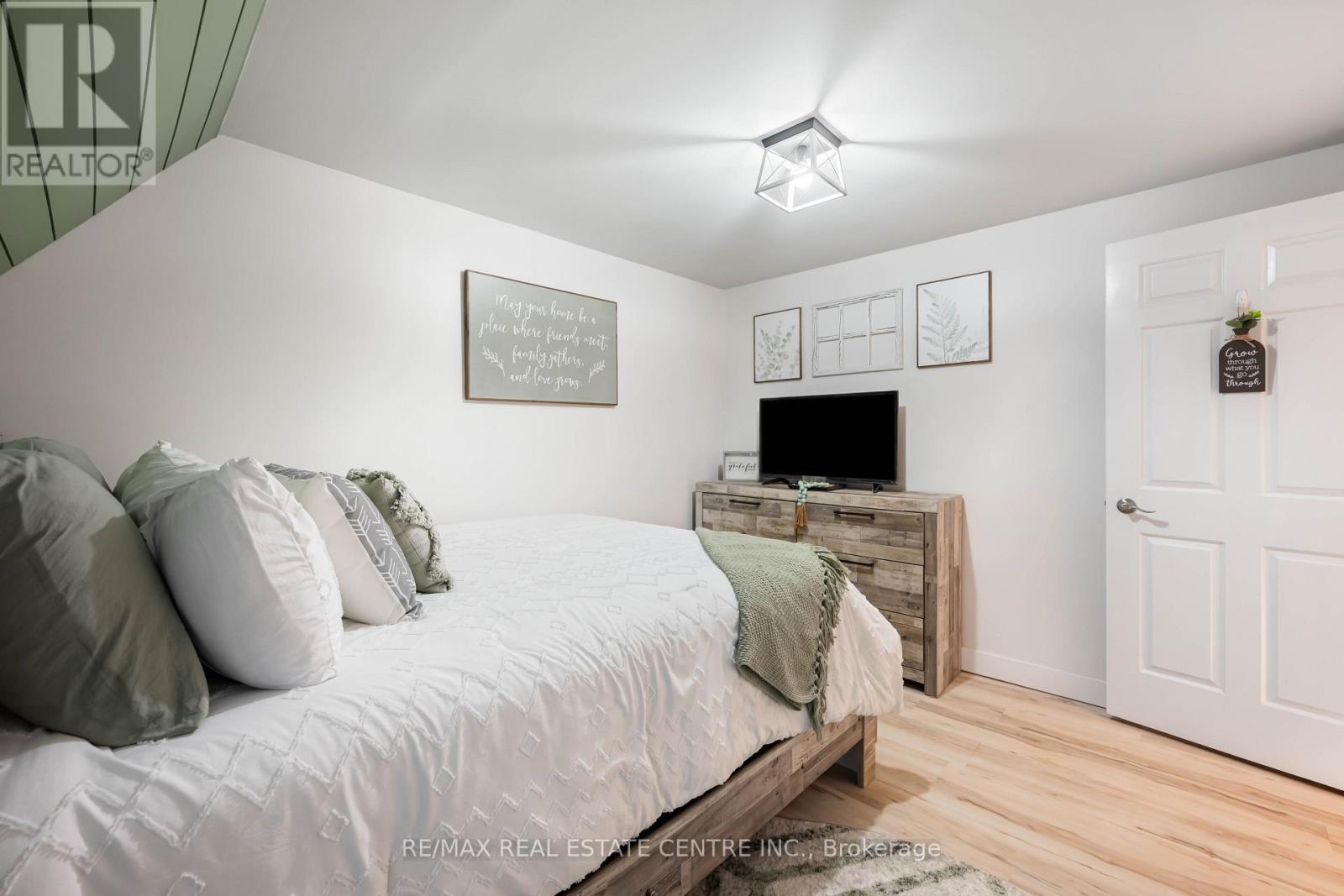 2570 Creemore Avenue, Clearview, Ontario  L0M 1N0 - Photo 18 - S13796472