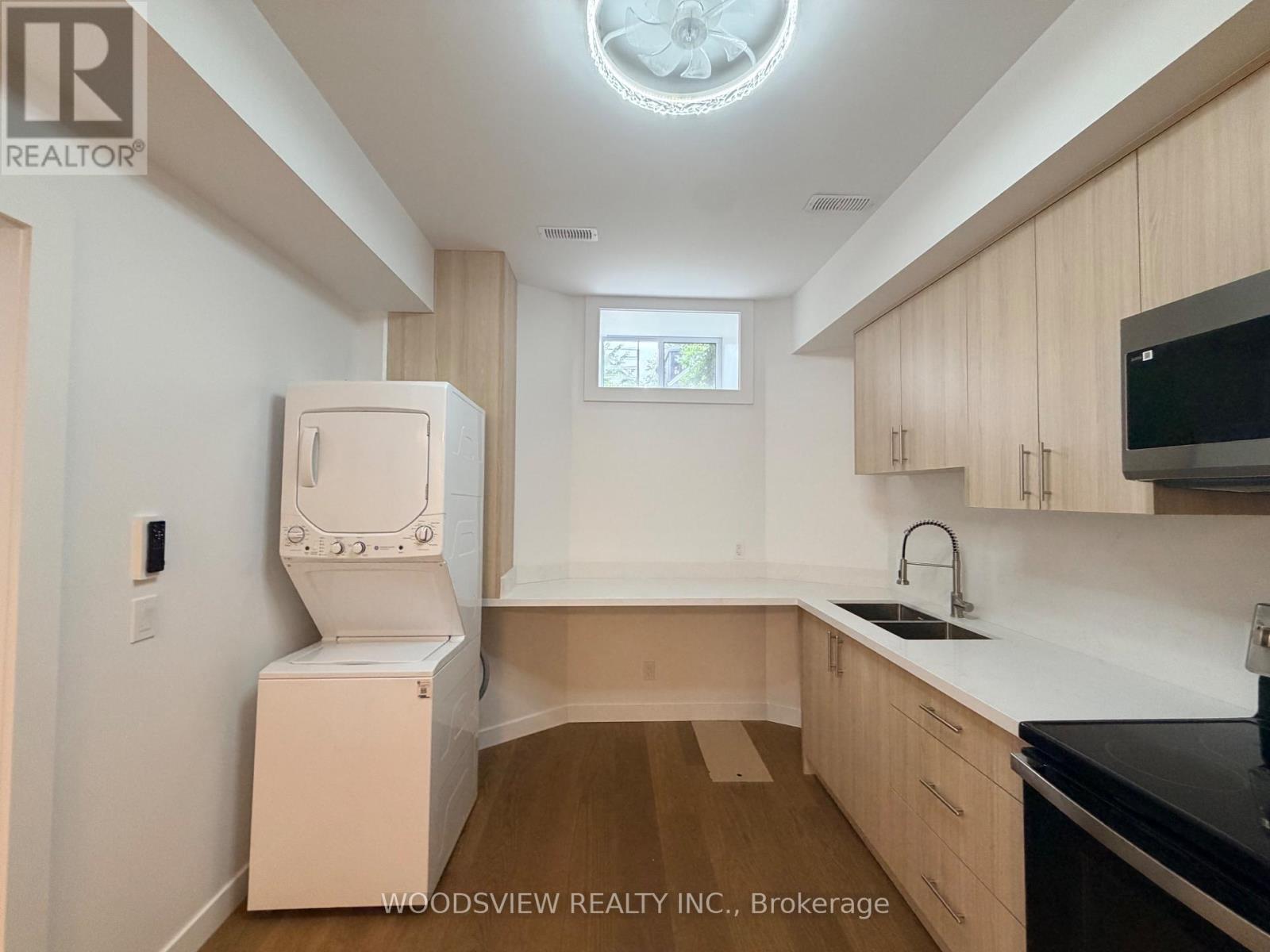 Lower - 152 Medland Street, Toronto, Ontario  M6P 2N5 - Photo 11 - W13796438
