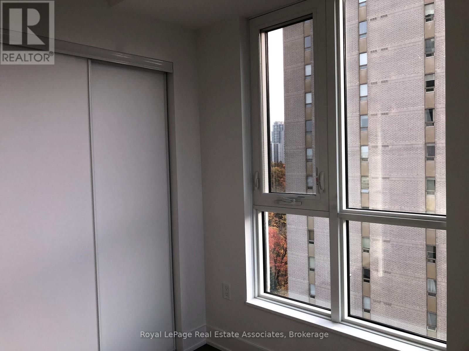 1004 - 202 Burnhamthorpe Road E, Mississauga, Ontario  L5A 4L4 - Photo 2 - W13796466